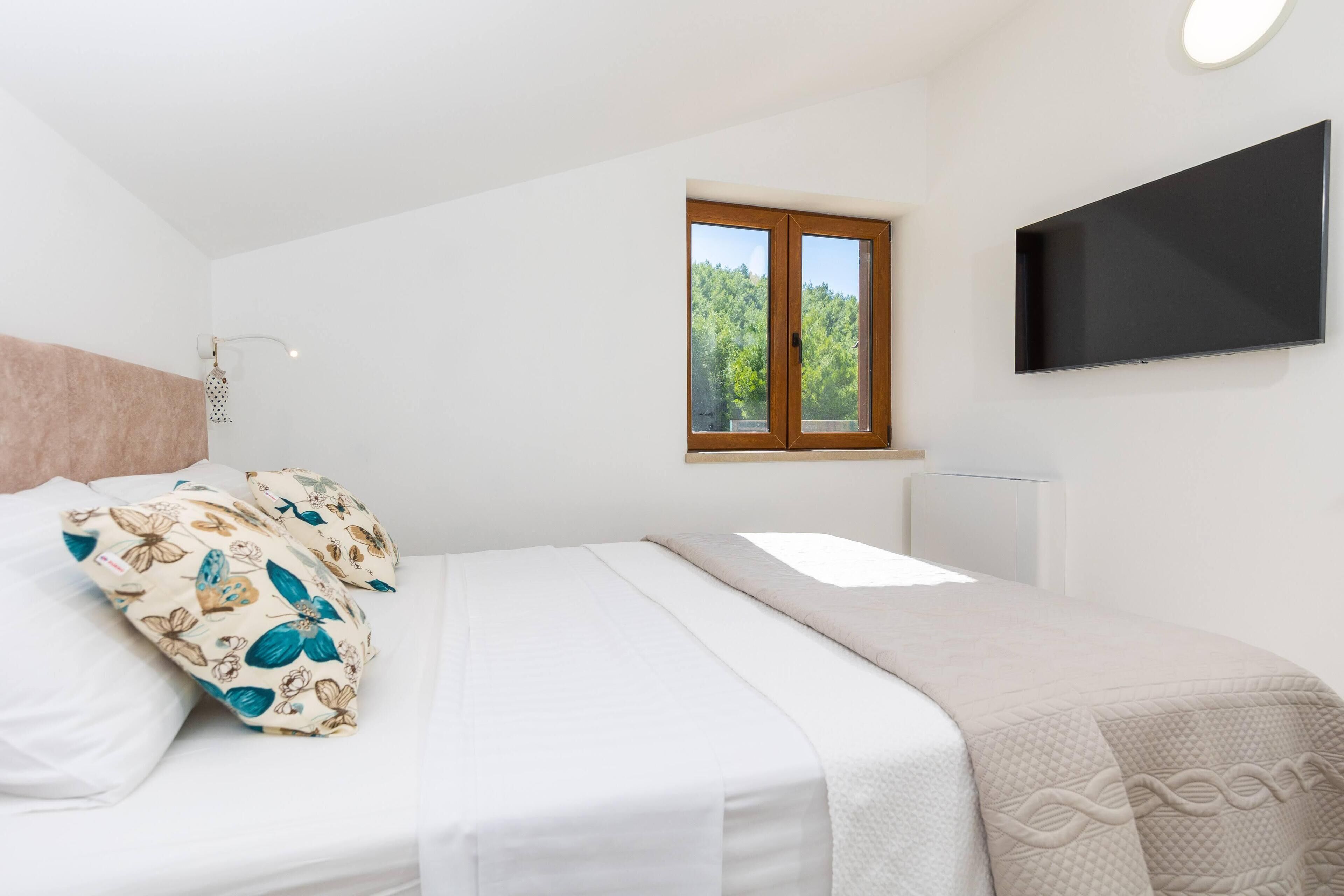 Beachfront Villa Brulupes in Secluded Bay