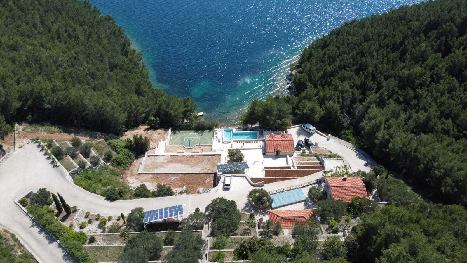 Beachfront Villa Brulupes in Secluded Bay
