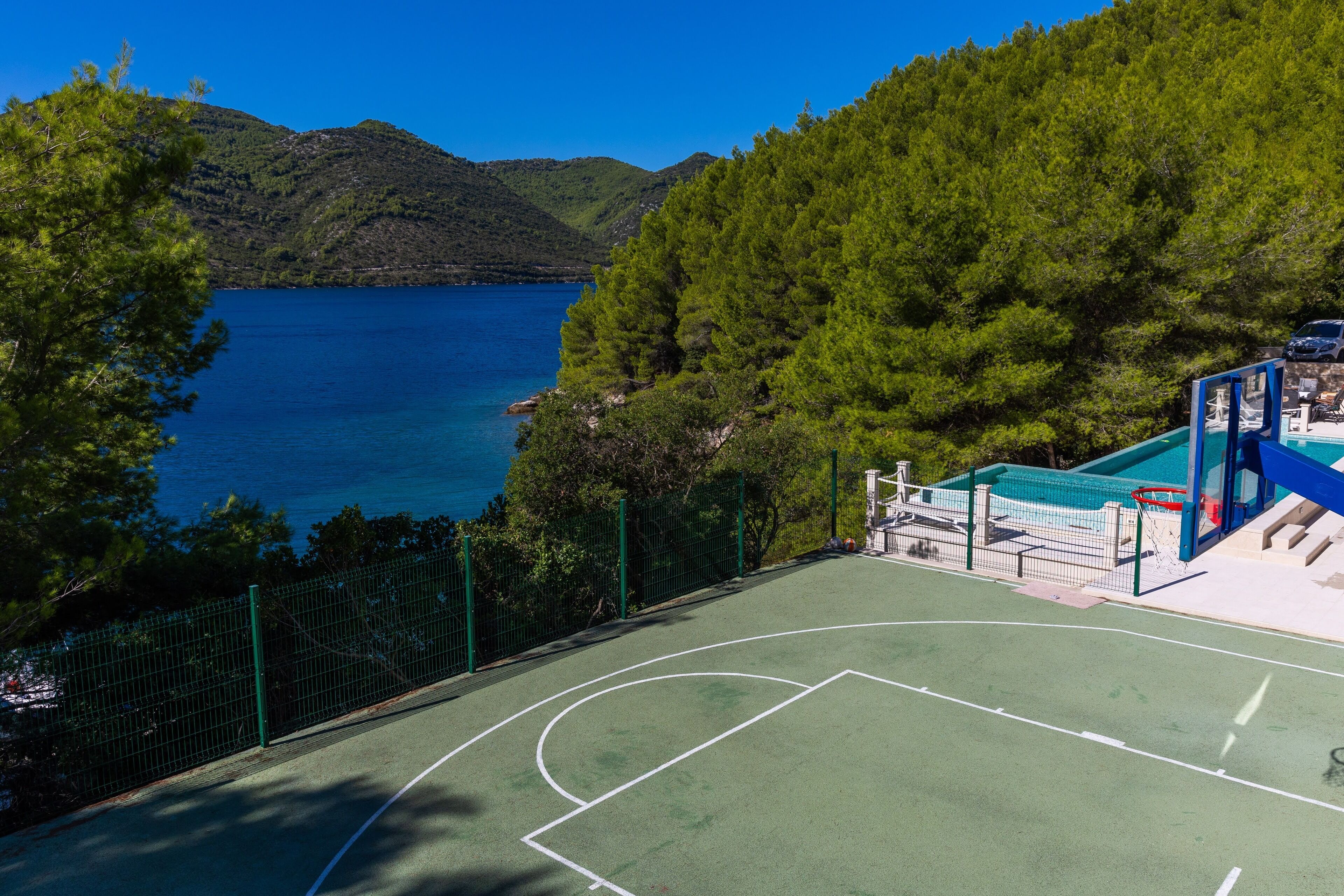 Beachfront Villa Brulupes in Secluded Bay