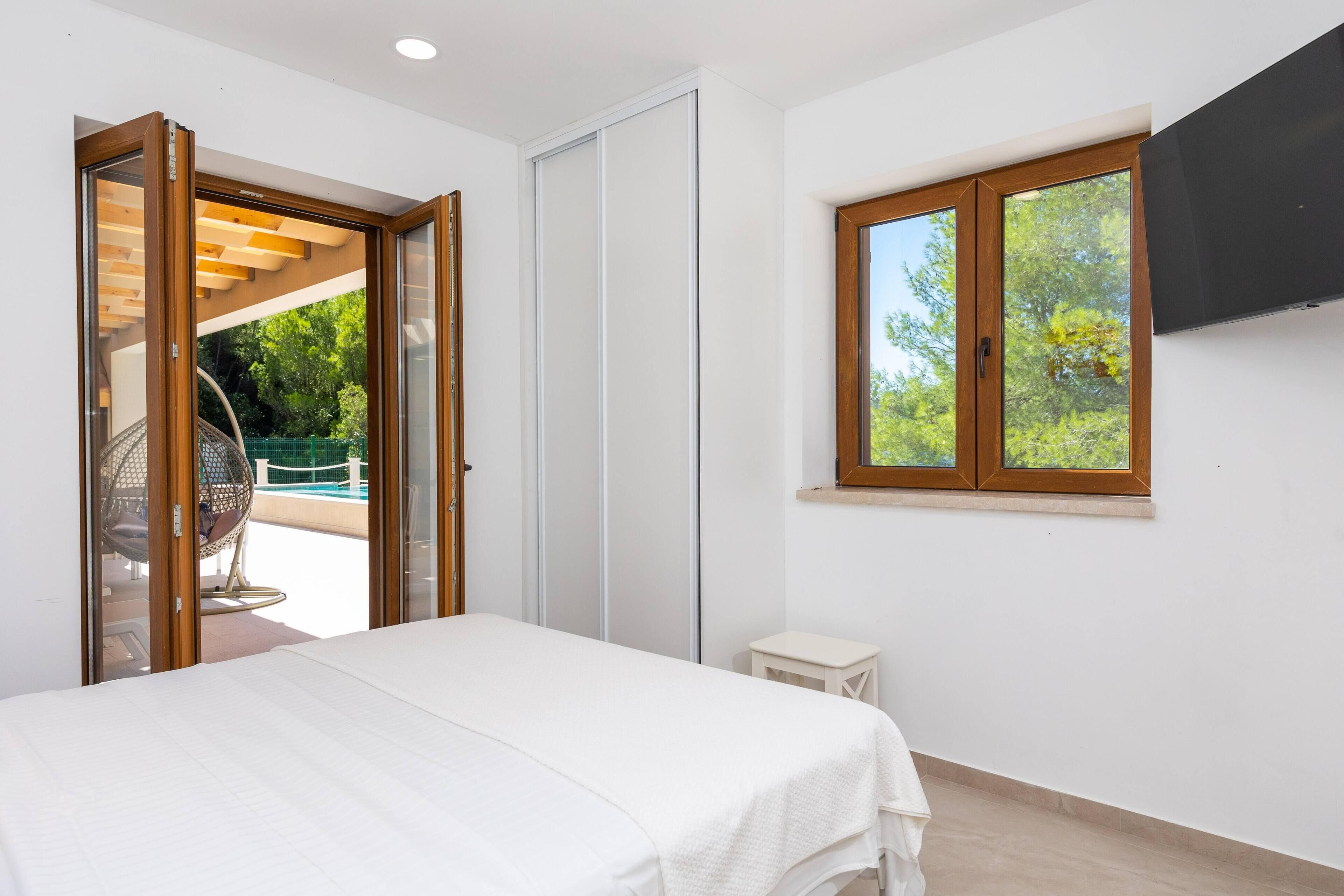 Beachfront Villa Brulupes in Secluded Bay