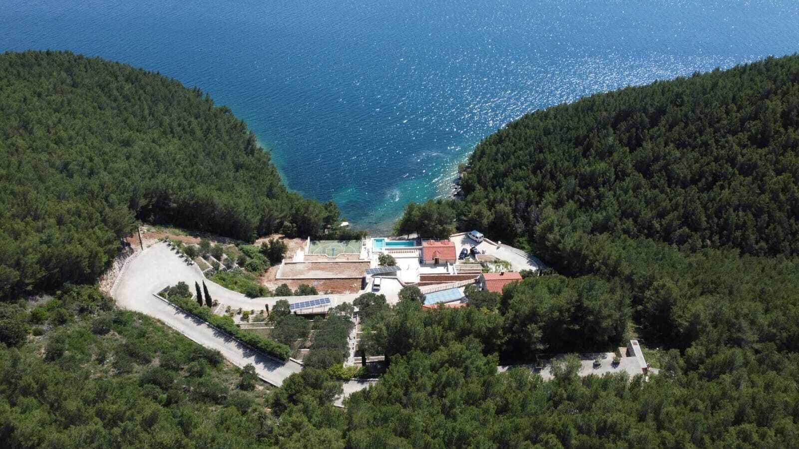 Beachfront Villa Brulupes in Secluded Bay