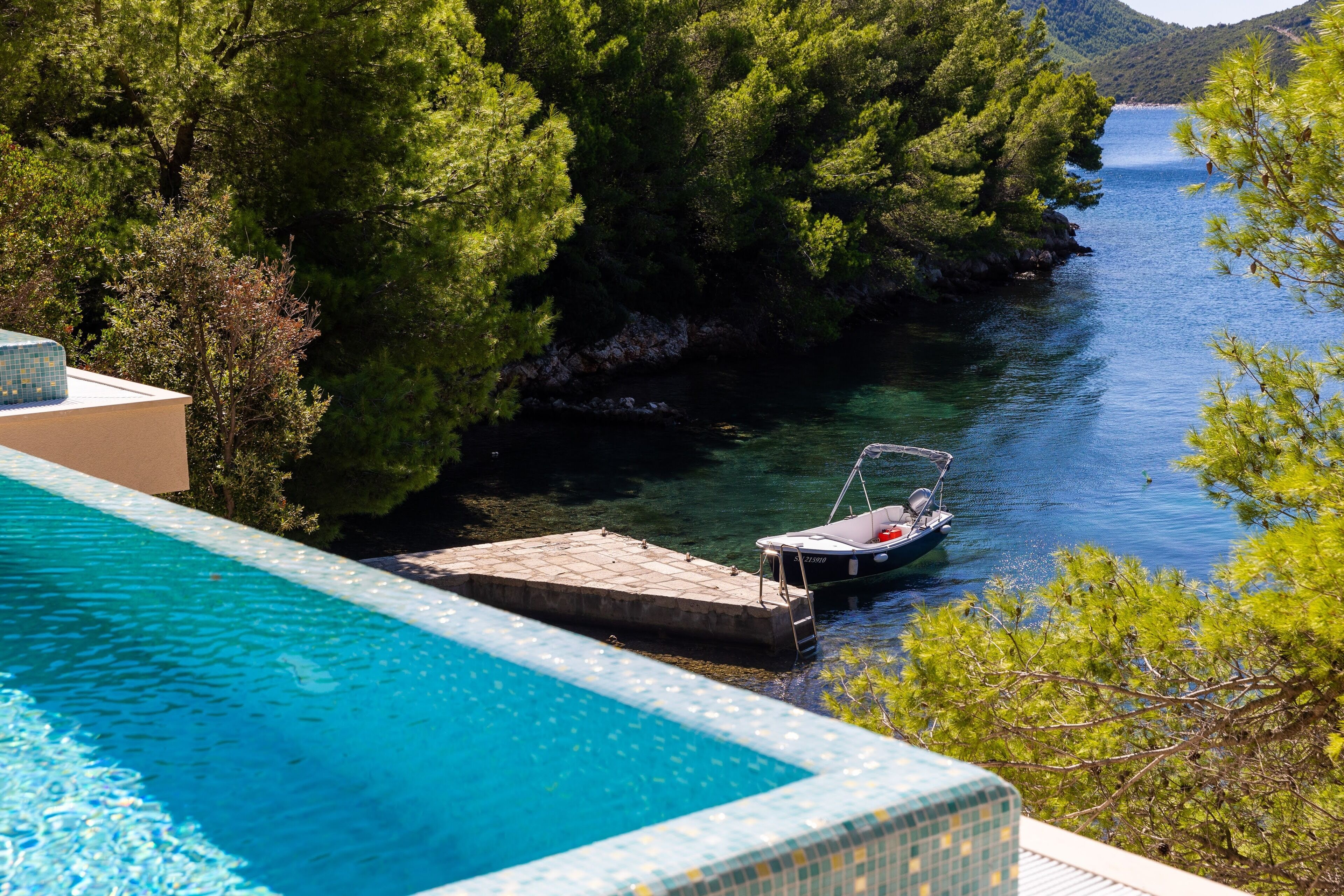 Beachfront Villa Brulupes in Secluded Bay