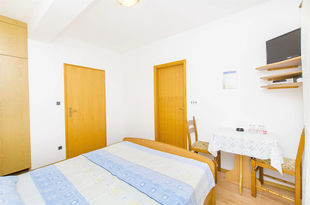 Apartments And Rooms Iva