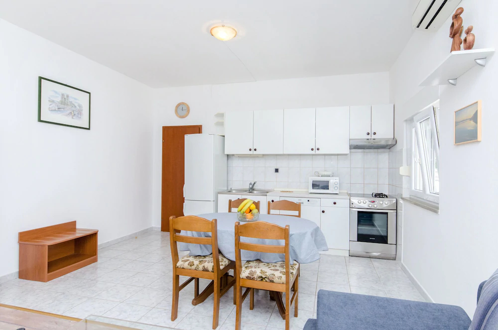 Apartments And Rooms Iva