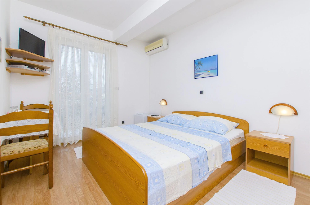 Apartments And Rooms Iva
