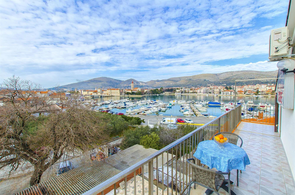 Apartments And Rooms Iva