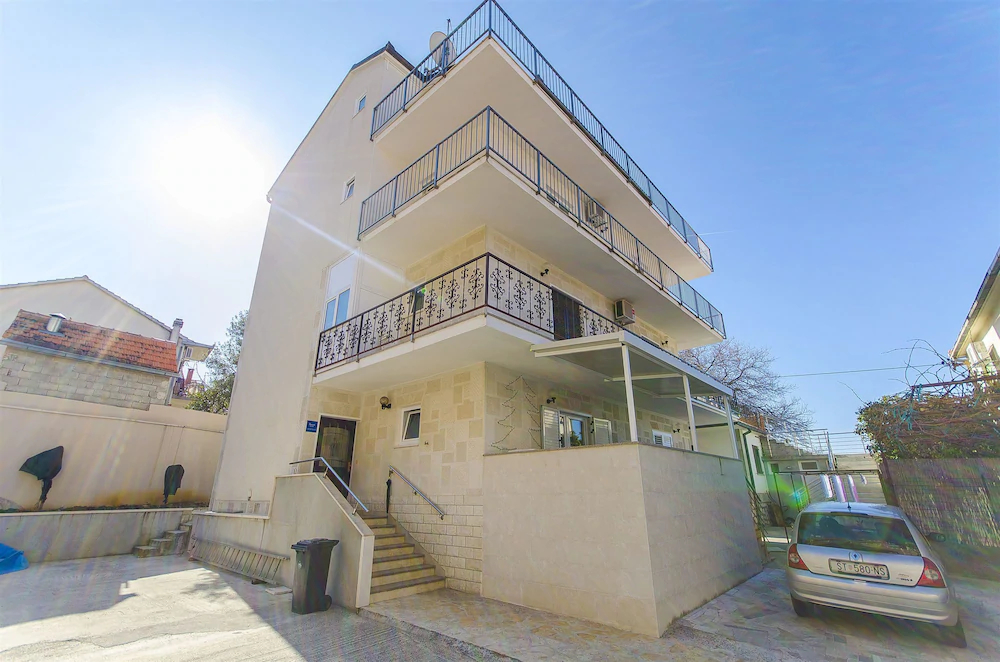 Apartments And Rooms Iva