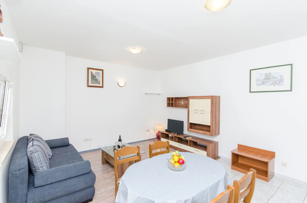 Apartments And Rooms Iva