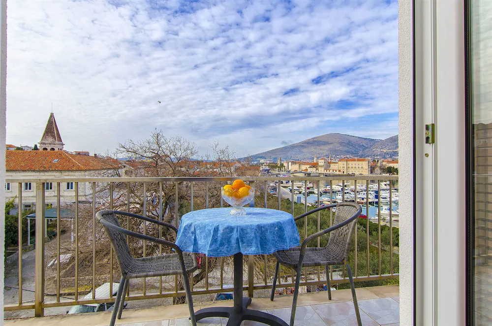 Apartments And Rooms Iva