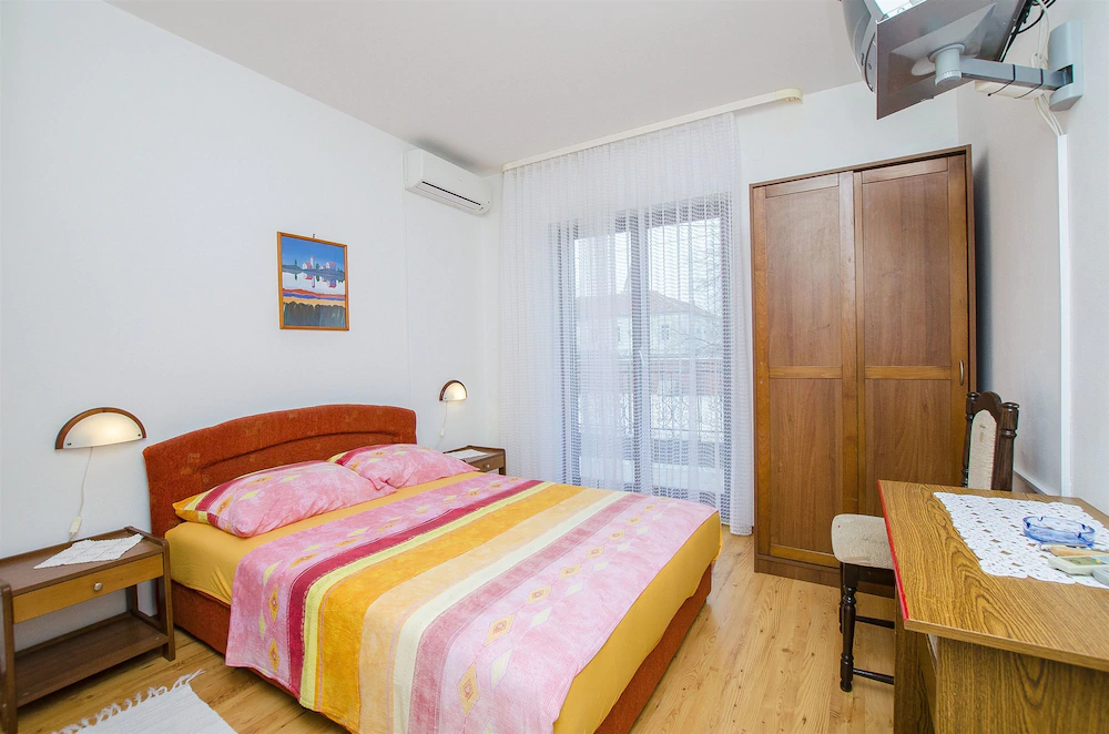 Apartments And Rooms Iva