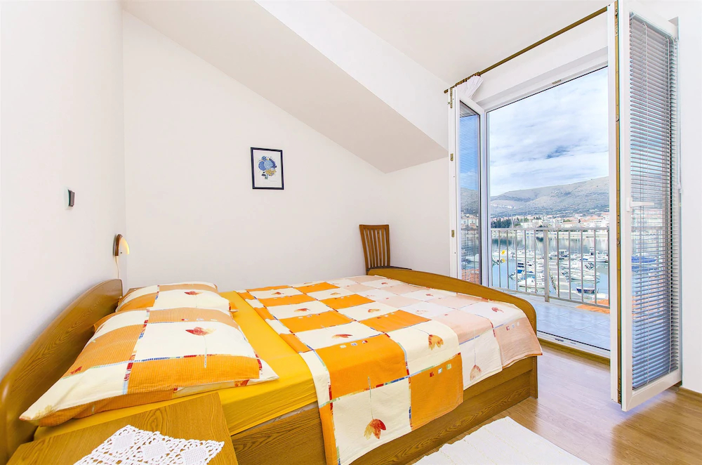 Apartments And Rooms Iva