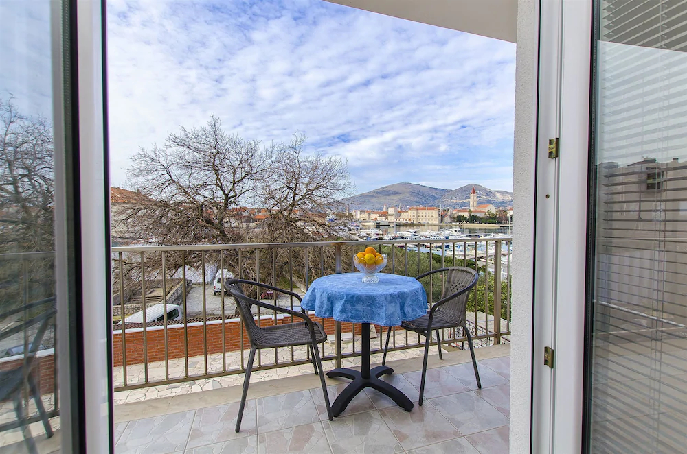 Apartments And Rooms Iva