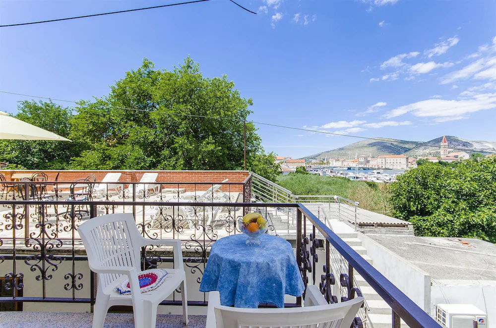 Apartments And Rooms Iva