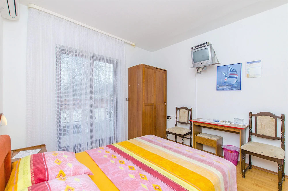 Apartments And Rooms Iva