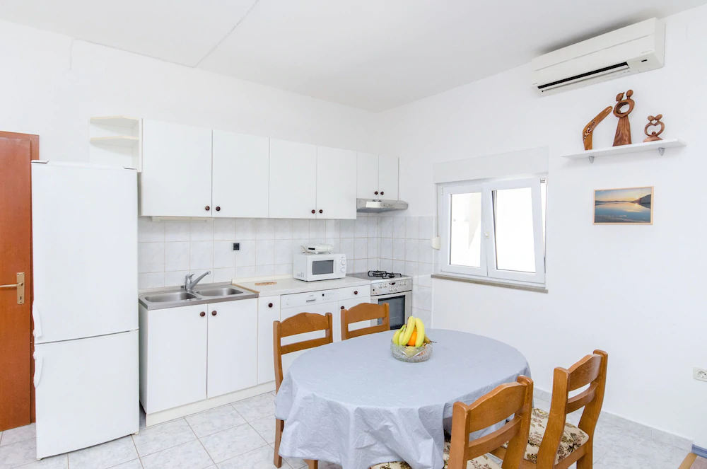 Apartments And Rooms Iva