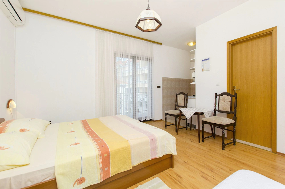 Apartments And Rooms Iva