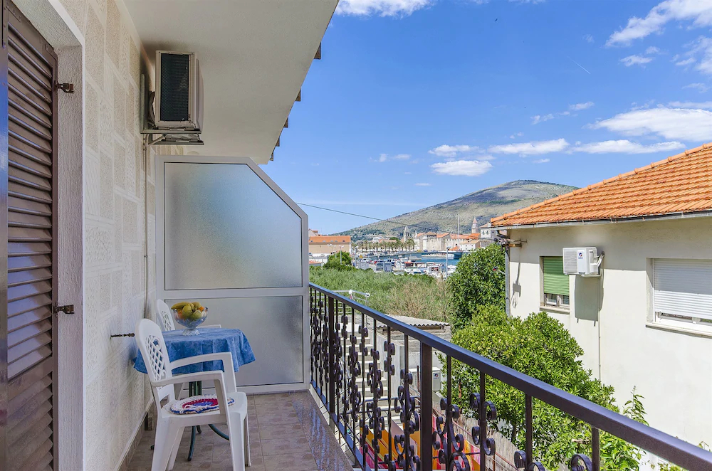 Apartments And Rooms Iva