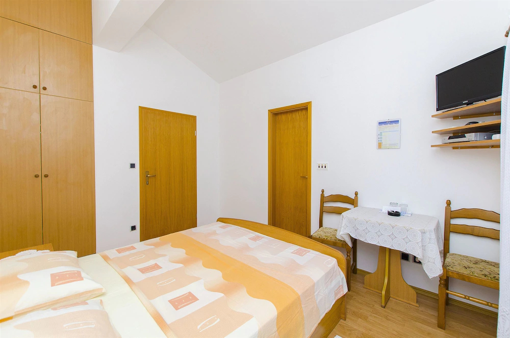 Apartments And Rooms Iva