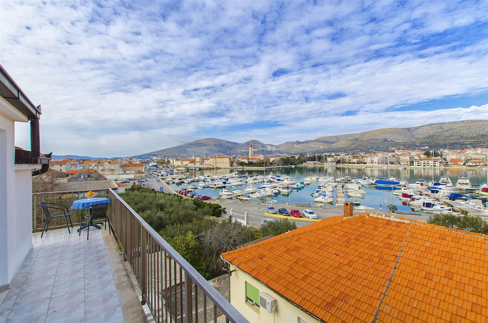 Apartments And Rooms Iva