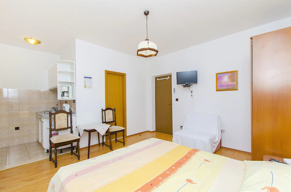 Apartments And Rooms Iva