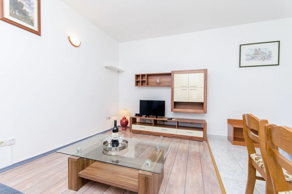 Apartments And Rooms Iva