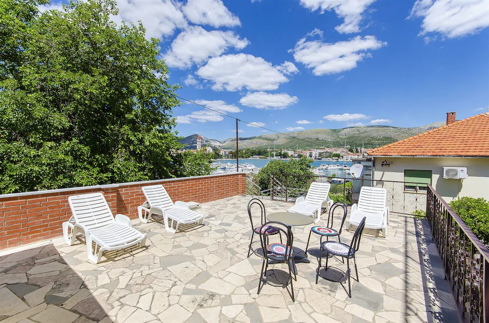 Apartments And Rooms Iva