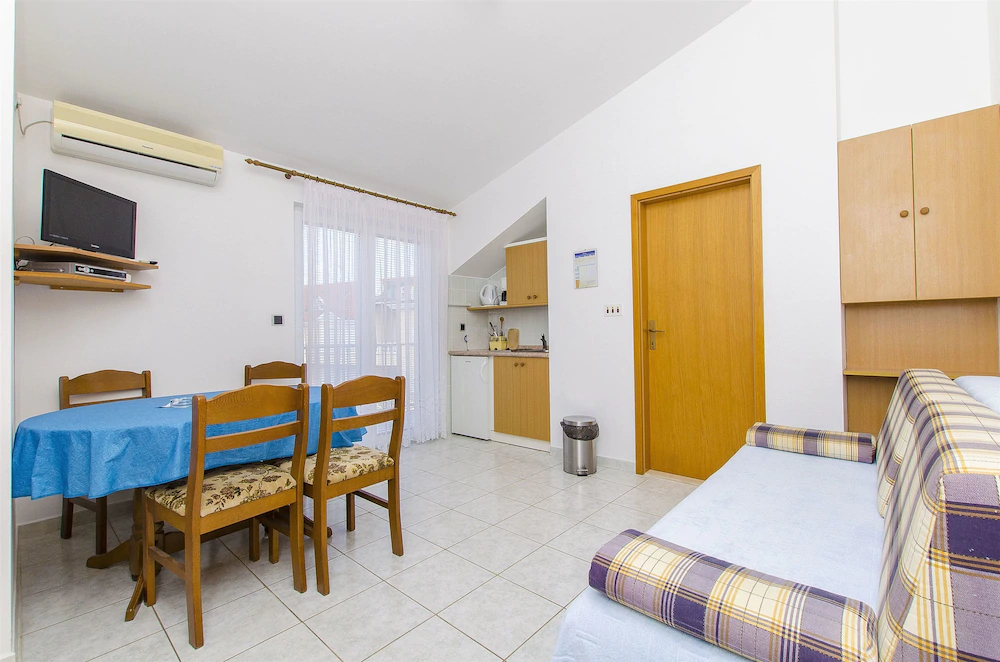 Apartments And Rooms Iva