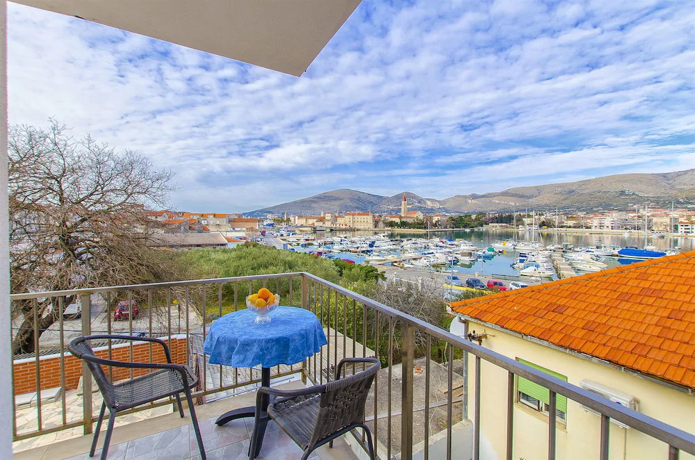 Apartments And Rooms Iva