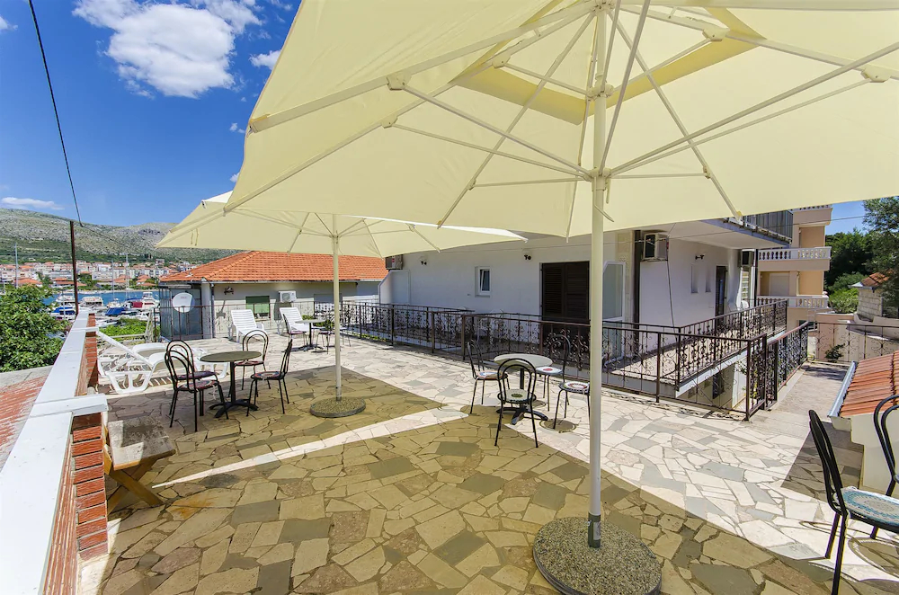 Apartments And Rooms Iva