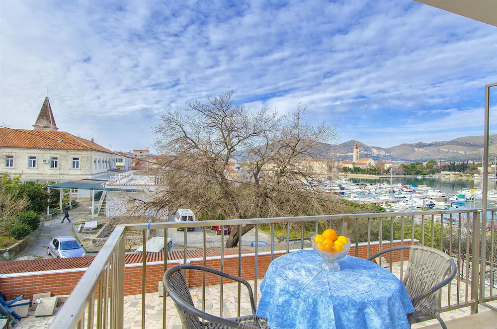 Apartments And Rooms Iva