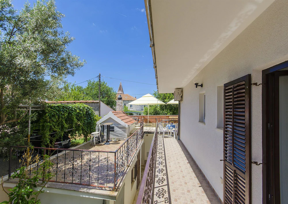 Apartments And Rooms Iva
