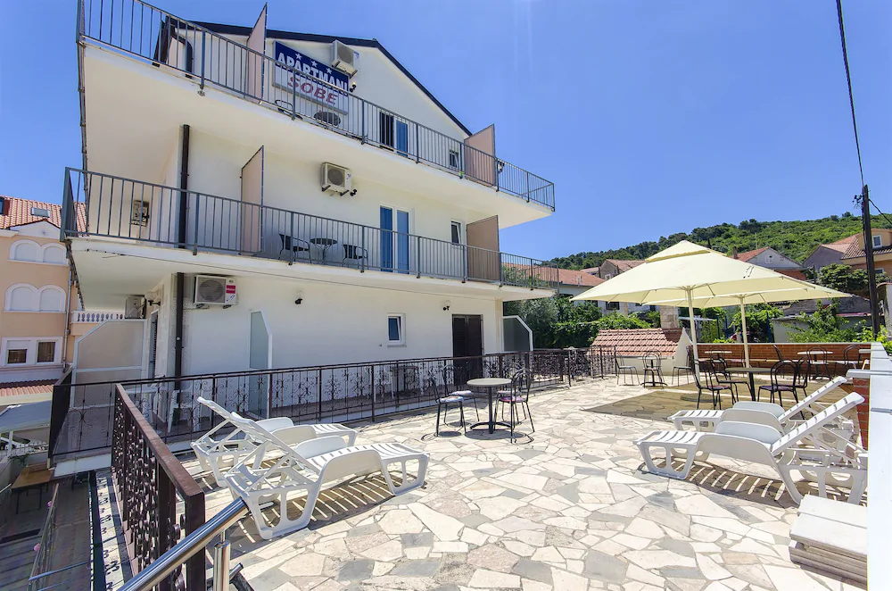 Apartments And Rooms Iva