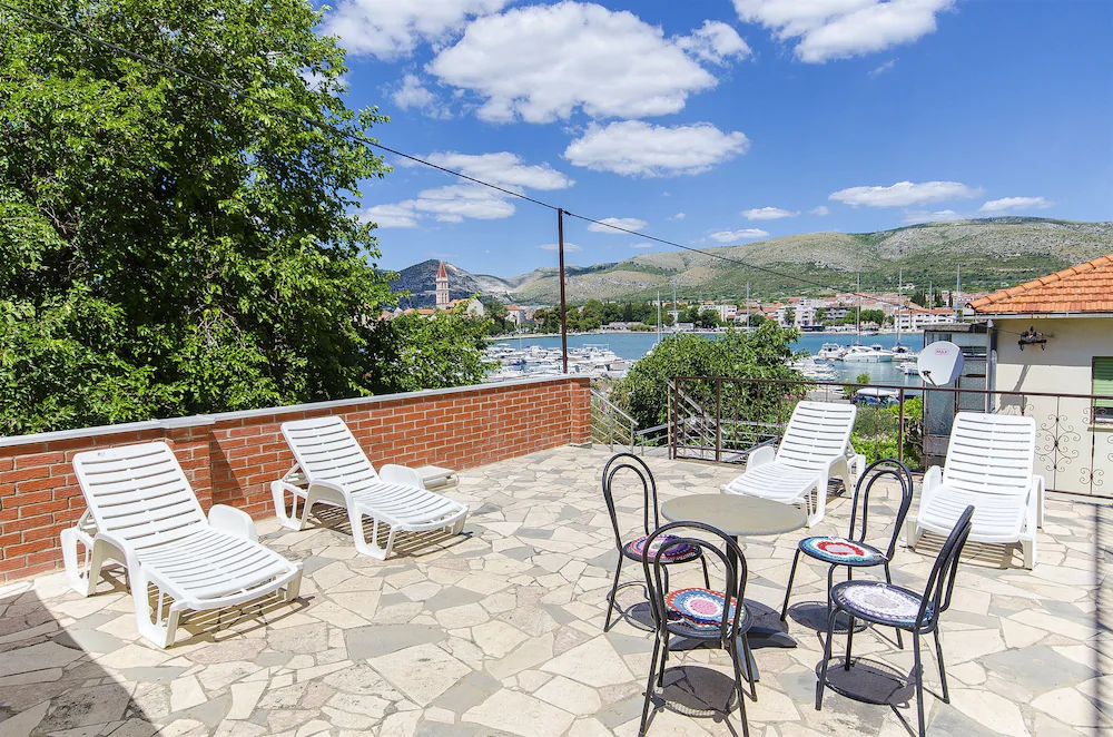 Apartments And Rooms Iva