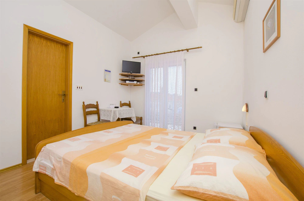 Apartments And Rooms Iva