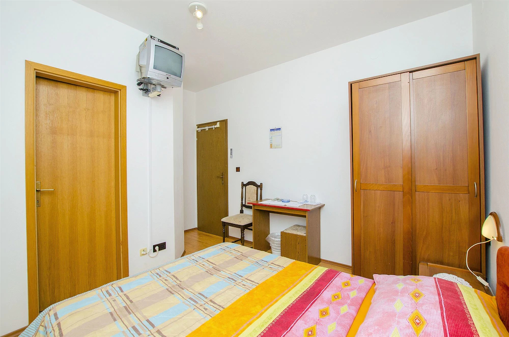 Apartments And Rooms Iva