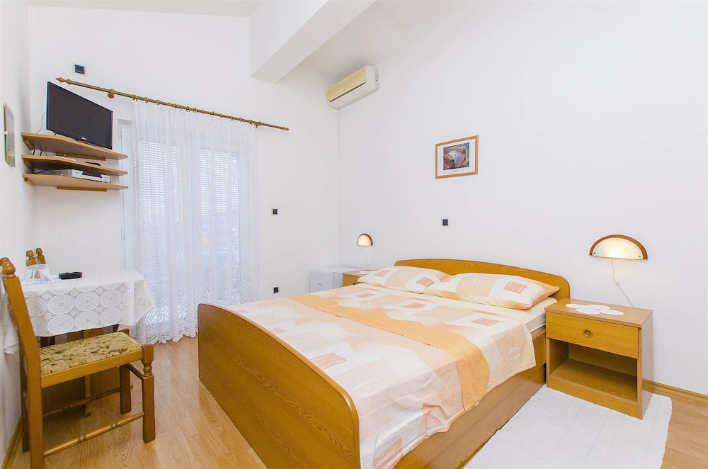 Apartments And Rooms Iva
