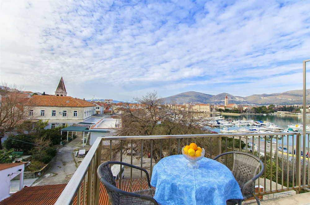 Apartments And Rooms Iva