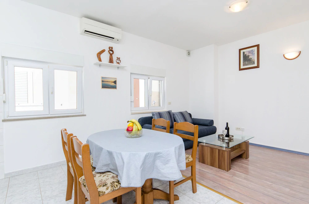 Apartments And Rooms Iva