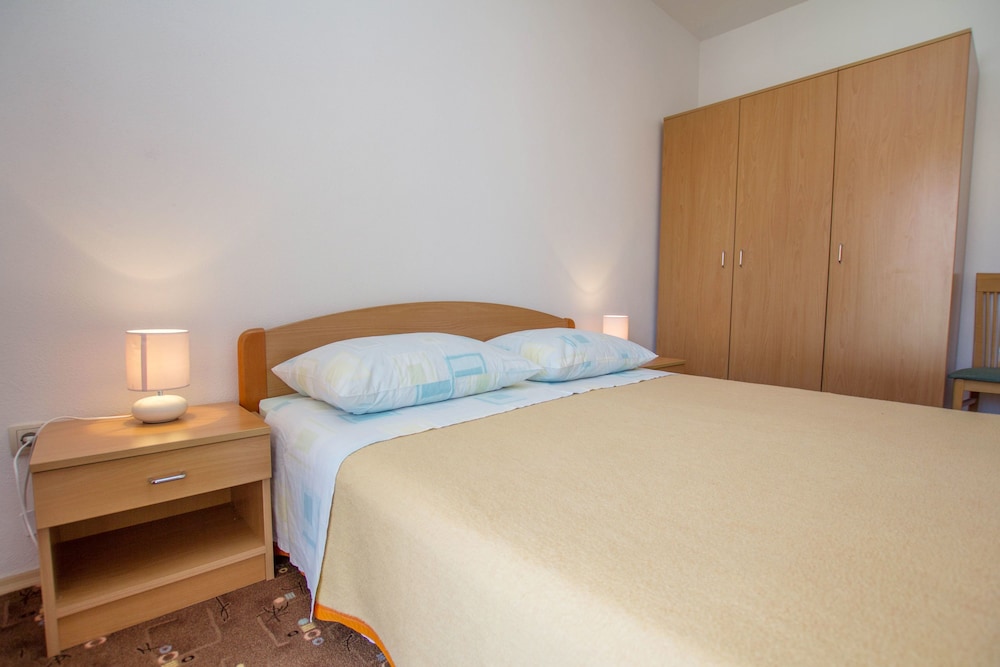 Apartments Vrlika