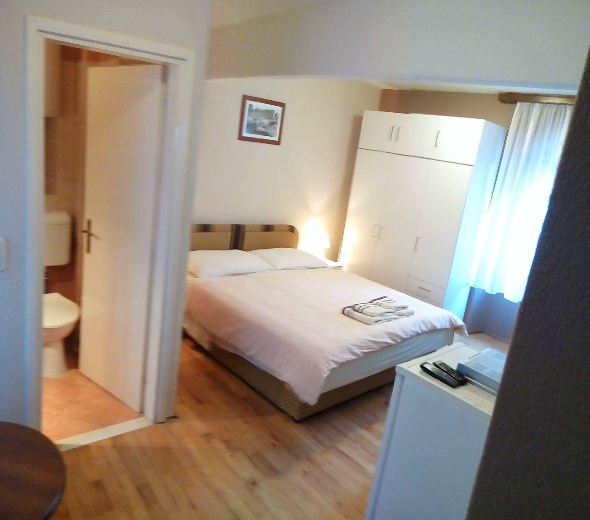Carol Rooms Guesthouse