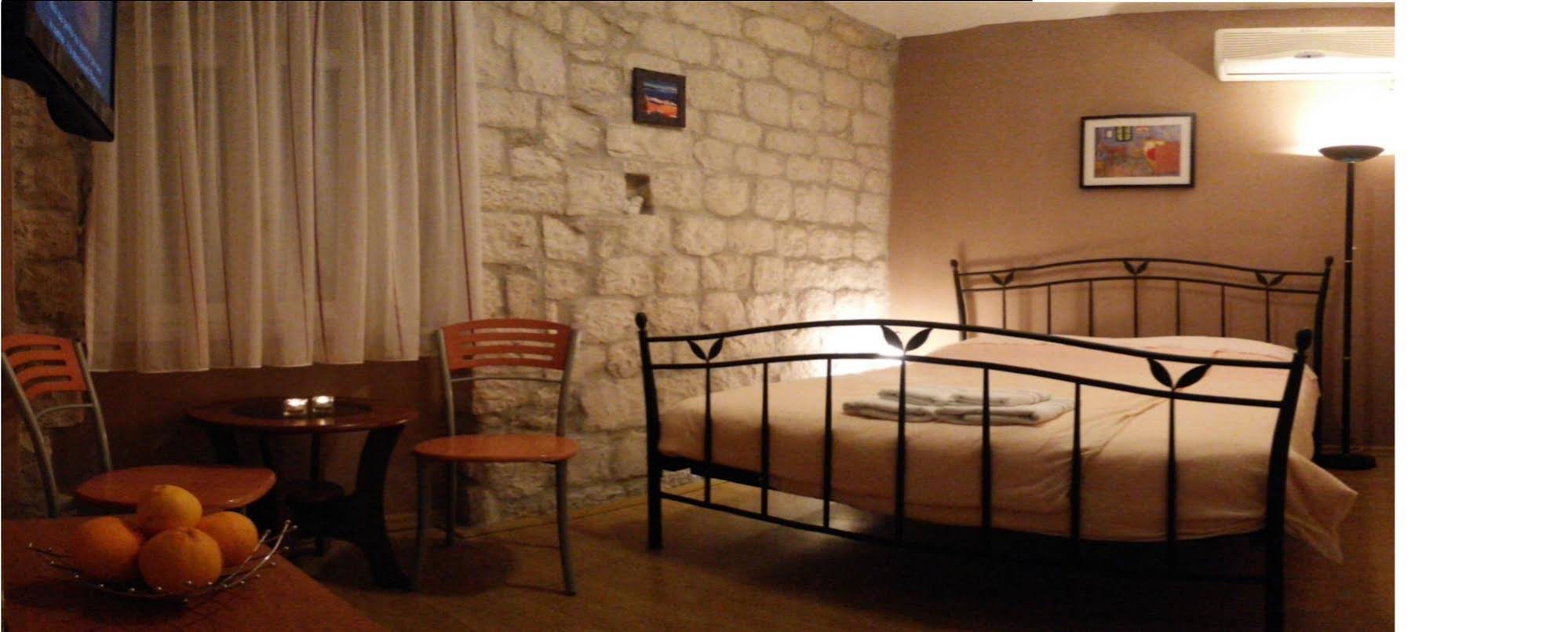Carol Rooms Guesthouse