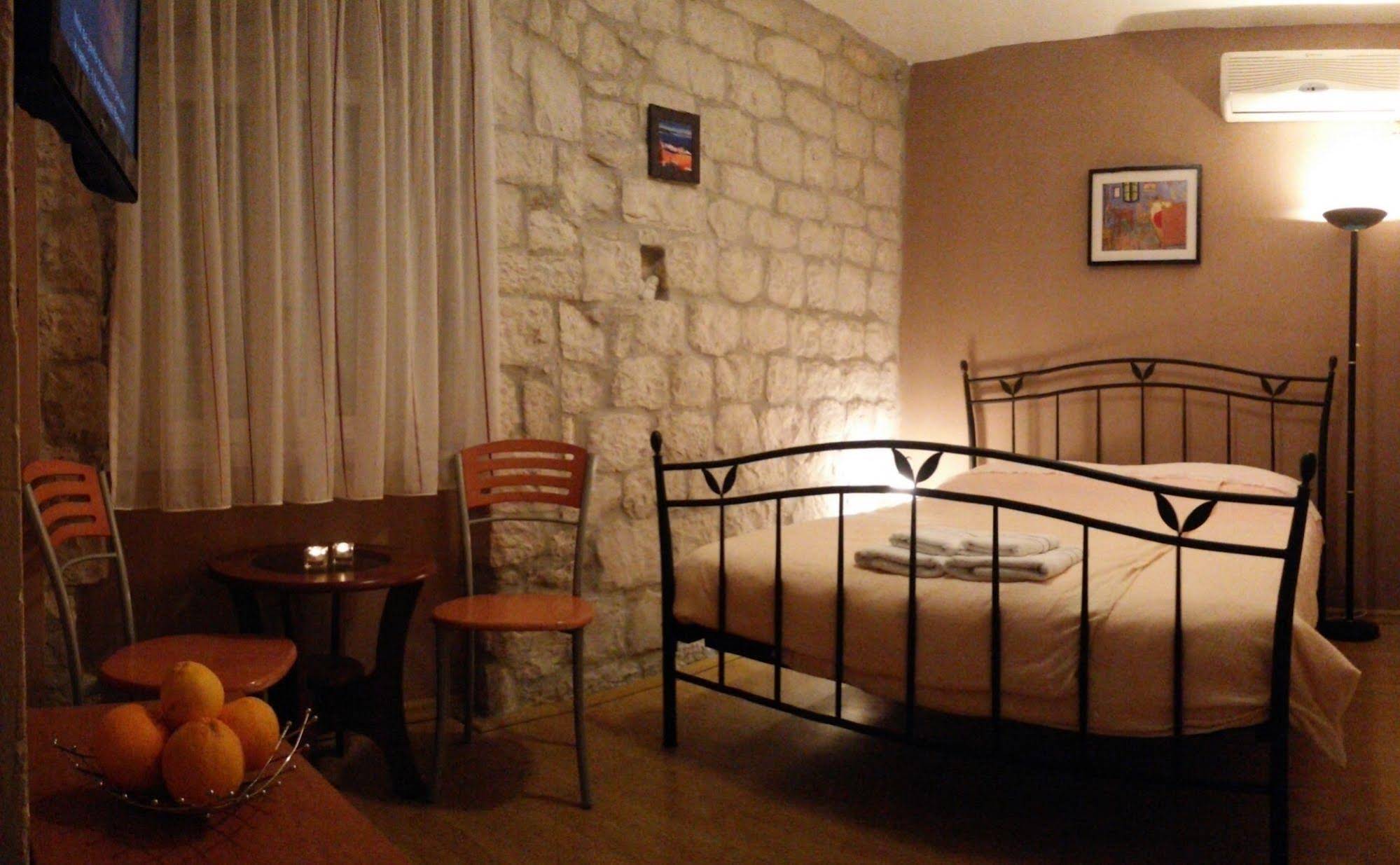 Carol Rooms Guesthouse