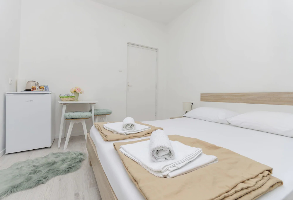 Apartments and Rooms Meri