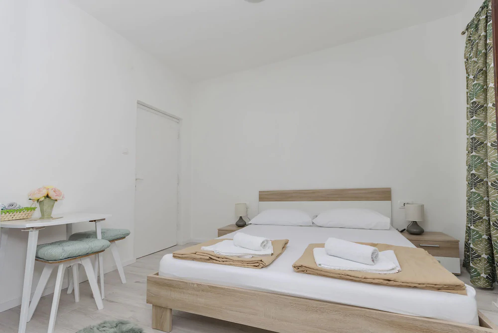 Apartments and Rooms Meri