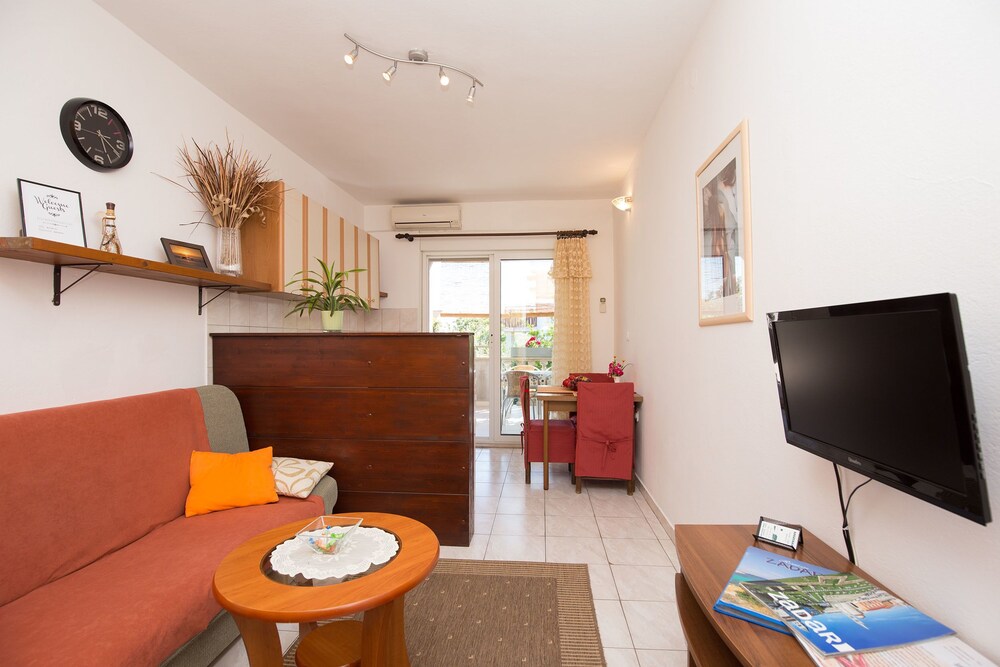 Apartments And Room Thea