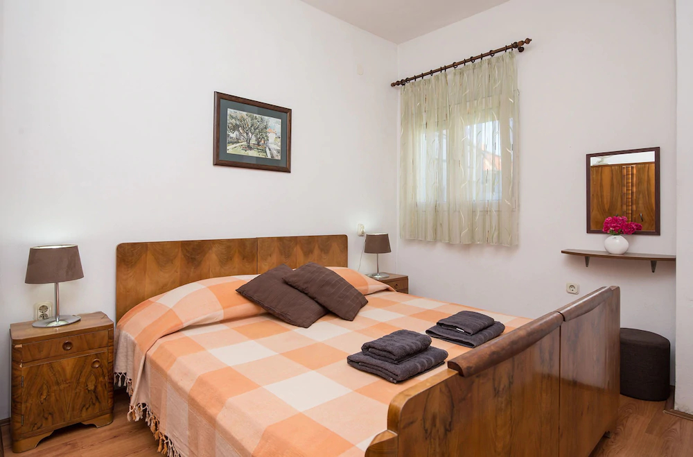 Apartments And Room Thea