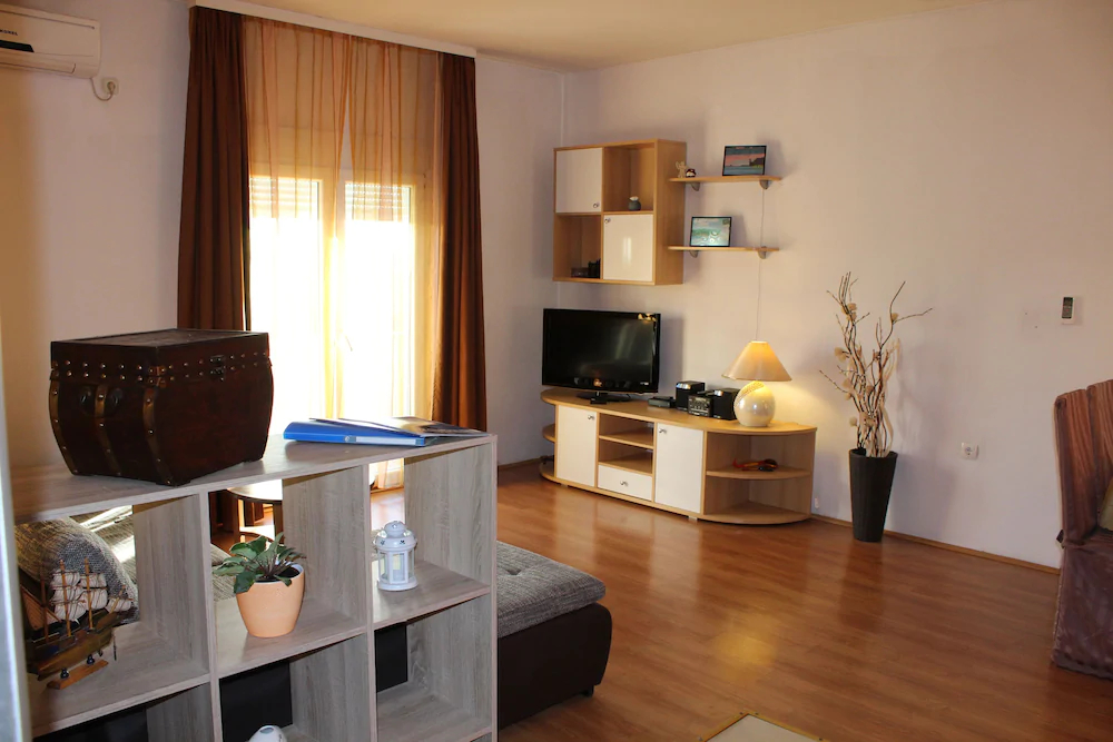 Apartments And Room Thea