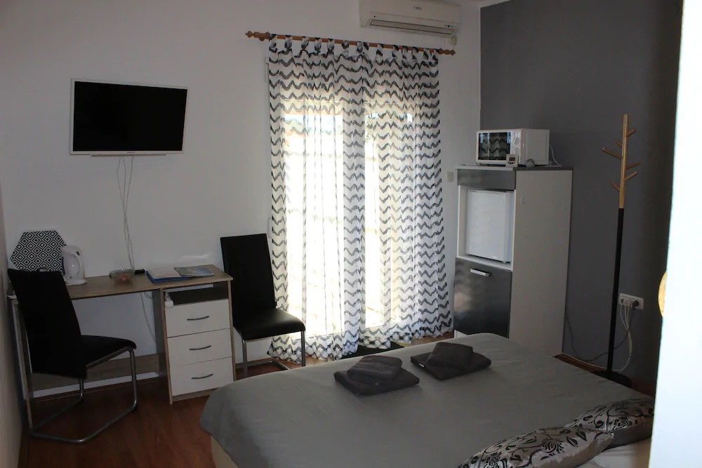 Apartments And Room Thea