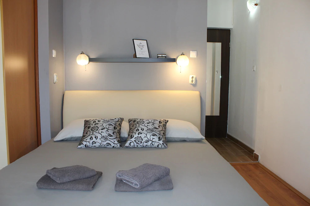 Apartments And Room Thea