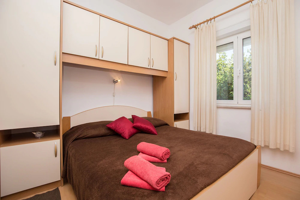 Apartments And Room Thea